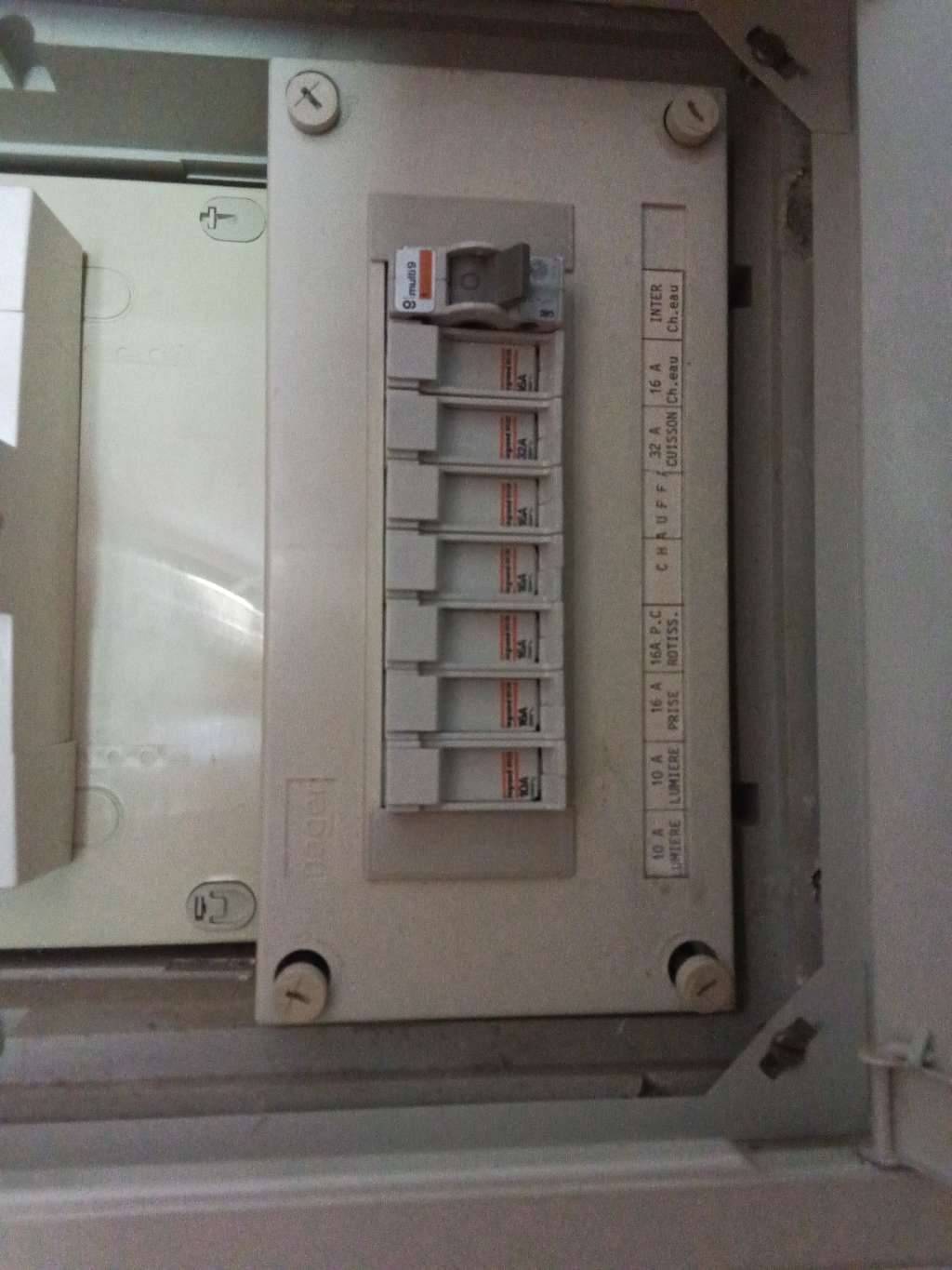 Tableau électrique ancien avec circuits repérés et protection générale 500 mA